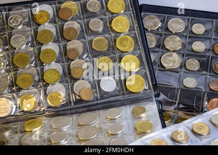 Сoins sind in transparenten Blasen angeordnet. Seite aus Album voll mit alten Münzen . Münzaufbewahrung. Numismatische Sammlung. Fokus im Hintergrund. Stockfoto