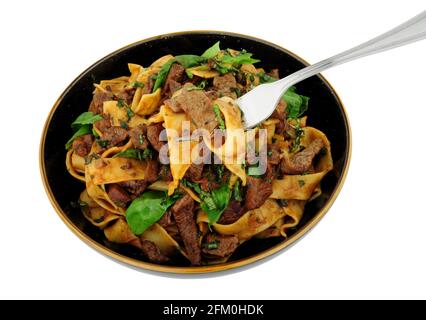 Steak-Ragu mit Pappardelle, isoliert auf weißem Hintergrund Stockfoto