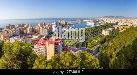 Panorama über die Stadt Malaga mit der Stierkampfarena. Stockfoto