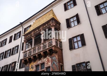 Goldenes Dachl oder Goldenes Dach in Innsbruck, Tirol, Österreich, ein spätgotischer Alkovenbalkon mit vergoldeten Fliesen Stockfoto