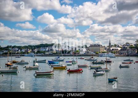 Buntes Boot auf dem Fluss Odet bei Bénodet in Finistère, Großbritannien, Frankreich Stockfoto