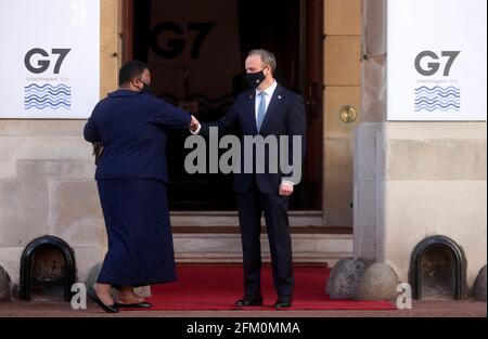 Außenminister Dominic Raab begrüßt den südafrikanischen Minister für internationale Beziehungen und Zusammenarbeit, Naledi Pandor, bei seiner Ankunft im Lancaster House, London, während des G7-Treffens der Außen- und Entwicklungsminister. Bilddatum: Mittwoch, 5. Mai 2021. Stockfoto