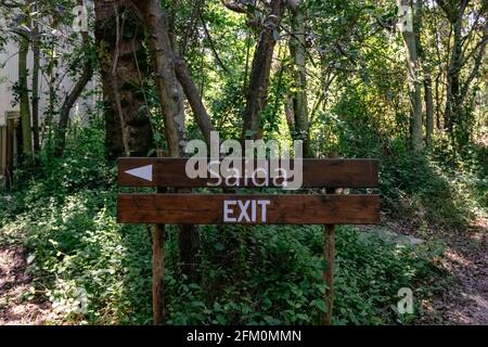 Hölzerne Ausstiegsschild in einem Wanderweg im Wald - Dunas de São Jacinto, Aveiro, Portugal Stockfoto