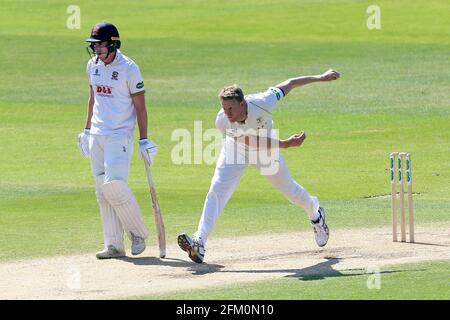 Steven Patterson in Bowling-Action für Yorkshire während Essex CCC gegen Yorkshire CCC, Specsavers County Championship Division 1 Cricket im Cloudfm C Stockfoto