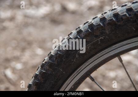 Detailansicht eines schmutzigen Mountainbike-Reifens Stockfoto