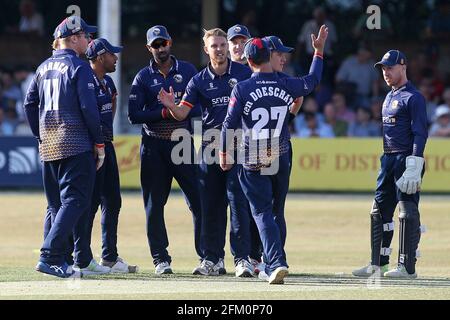 Jamie Porter von Essex feiert mit seinen Teamkollegen, nachdem er das Dickicht von Luke Wright während Essex Eagles vs Sussex Sharks, Vitality Blast T2, genommen hat Stockfoto