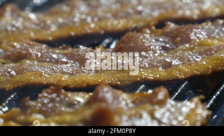 Eine Nahaufnahme des Speckbratens auf einem Gusseisen Grill Stockfoto
