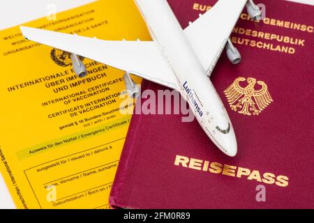Reisefreiheit mit Impfpass und Reisepass Stockfoto