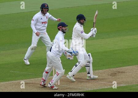 Freuen Sie sich auf James Foster von Essex, der James Vince während des Hampshire CCC gegen Essex CCC, Specs, von der Bowlingbahn von Simon Harmer abweisen kann Stockfoto