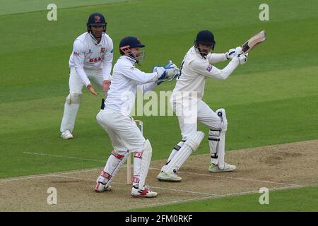 Freuen Sie sich auf James Foster von Essex, der James Vince während des Hampshire CCC gegen Essex CCC, Specs, von der Bowlingbahn von Simon Harmer abweisen kann Stockfoto