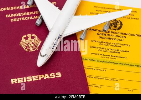 Reisefreiheit mit Impfpass und Reisepass Stockfoto