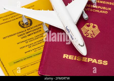 Reisefreiheit mit Impfpass und Reisepass Stockfoto
