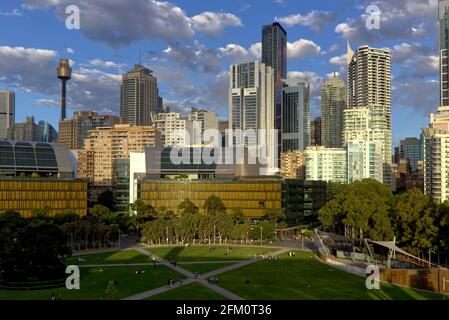 Sonnenuntergang über den Menschen, die die Freiflächen des Tumbalong Park genießen Darling Harbour Sydney Australien Stockfoto