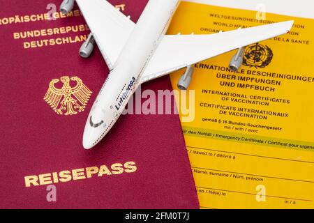 Reisefreiheit mit Impfpass und Reisepass Stockfoto