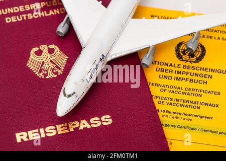 Reisefreiheit mit Impfpass und Reisepass Stockfoto