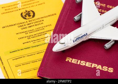 Reisefreiheit mit Impfpass und Reisepass Stockfoto