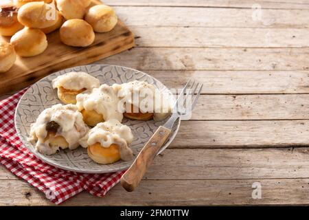 Traditionelle amerikanische Kekse und Soße zum Frühstück auf einem Holztisch Stockfoto