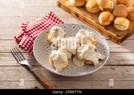 Traditionelle amerikanische Kekse und Soße zum Frühstück auf einem Holztisch Stockfoto