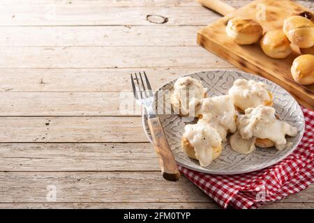 Traditionelle amerikanische Kekse und Soße zum Frühstück auf einem Holztisch Stockfoto