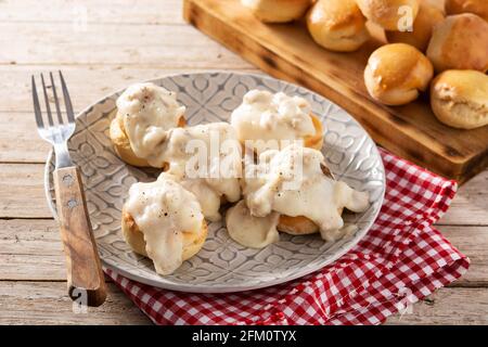 Traditionelle amerikanische Kekse und Soße zum Frühstück auf einem Holztisch Stockfoto