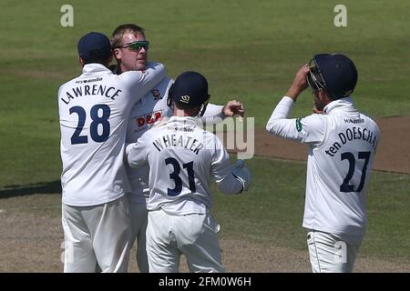 Simon Harmer von Essex feiert mit seinen Teamkollegen, nachdem er das Wicket von Shivnarine Chanderpaul während Lancashire CCC gegen Essex CCC, Specsavers, genommen hat Stockfoto