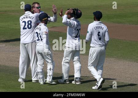 Simon Harmer von Essex feiert mit seinen Teamkollegen, nachdem er das Wicket von Shivnarine Chanderpaul während Lancashire CCC gegen Essex CCC, Specsavers, genommen hat Stockfoto