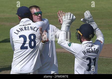 Simon Harmer von Essex feiert mit seinen Teamkollegen, nachdem er das Wicket von Shivnarine Chanderpaul während Lancashire CCC gegen Essex CCC, Specsavers, genommen hat Stockfoto