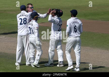 Simon Harmer von Essex feiert mit seinen Teamkollegen, nachdem er das Wicket von Shivnarine Chanderpaul während Lancashire CCC gegen Essex CCC, Specsavers, genommen hat Stockfoto