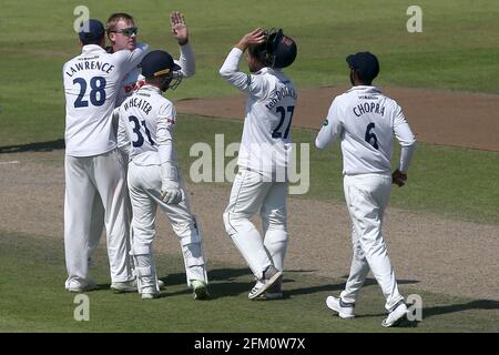 Simon Harmer von Essex feiert mit seinen Teamkollegen, nachdem er das Wicket von Shivnarine Chanderpaul während Lancashire CCC gegen Essex CCC, Specsavers, genommen hat Stockfoto
