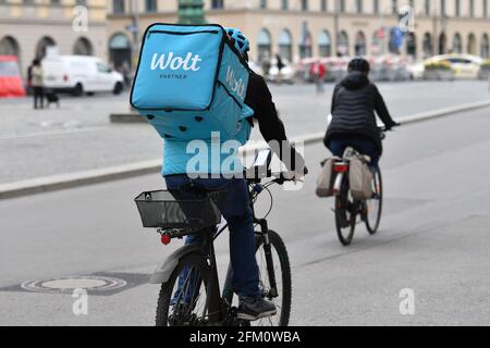 München, Deutschland. Mai 2021. Topic picture Coronavirus pandemic: Delivery Services sind die Nutznießer der Coronavirus-Pandemie. Ein Fahrer, ein Radfahrer vom Wolt-Lieferservice in Helsinki, fährt mit seinem Fahrrad durch München und liefert Lebensmittel. Credit: dpa/Alamy Live News Stockfoto