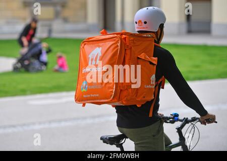 München, Deutschland. Mai 2021. Topic picture Coronavirus pandemic: Delivery Services sind die Nutznießer der Coronavirus-Pandemie. Ein Fahrer, ein Radfahrer vom Lieferando-Lieferservice, fährt mit seinem Fahrrad durch München und liefert Lebensmittel. Credit: dpa/Alamy Live News Stockfoto