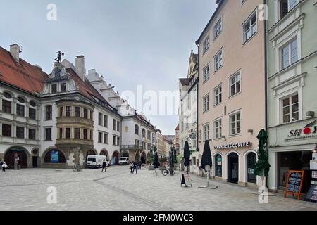 München, Deutschland. Mai 2021. Münchner Platzl mit Hofbräuhaus in der Altstadt von München, Innenstadt, Fußgängerzone mit Hofbräuhaus HB (links) .Platz. Credit: dpa/Alamy Live News Stockfoto