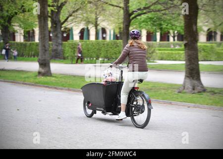 München, Deutschland. Mai 2021. Themenbild: Radfahrer auf Lastenrädern im Hofgarten in München. Credit: dpa/Alamy Live News Stockfoto