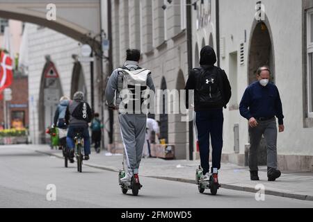 München, Deutschland. Mai 2021. Themenbild: E-Scooter, E-Scooter, Elektro-Scooter, Roller und Radfahrer und Fußgänger auf den Straßen im Stadtzentrum von München. Altstadt, Radwege, Radweg, Radweg, Verkehrsteilnehmer, Mobilität, weltweite Nutzung Kredit: dpa/Alamy Live News Stockfoto