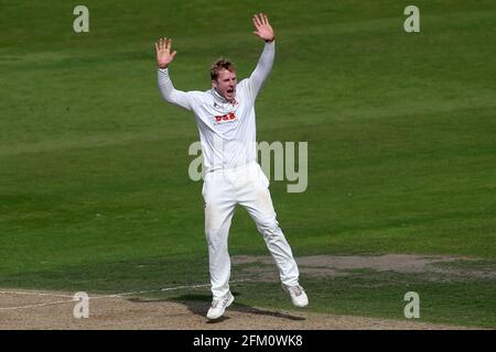 Simon Harmer aus Essex mit einem Appell für ein Wicket während Nottinghamshire CCC gegen Essex CCC, Specsavers County Championship Division 1 Cricket in Trent Stockfoto