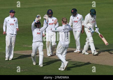 Simon Harmer von Essex feiert mit seinen Teamkollegen, nachdem er das Wicket von Lyndon James während Nottinghamshire CCC gegen Essex CCC, Specsavers Count, genommen hat Stockfoto