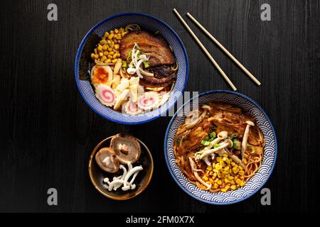 Schale japanischer Miso Ramen Suppen auf dunklem Hintergrund von oben gesehen. Japanische Nudeln. Stockfoto