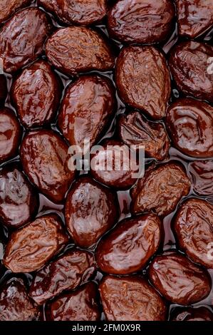 Pflaumen in Saft aus getrockneten Pflaumen mit hohem Ballaststoffgehalt Gesunde Lebensmittelzutat Stockfoto
