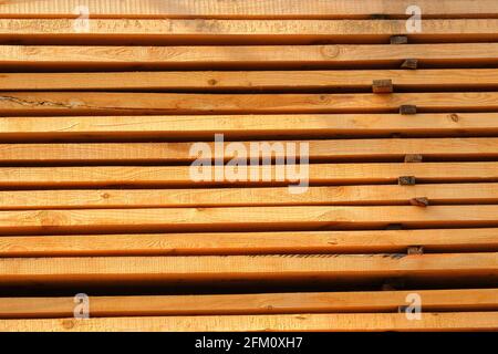 Holzbretter, Futter, Bretter für Bauarbeiten. Holzbretter für den Bau werden im Markt verkauft. Stockfoto