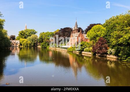 Blick über den Minnewater See, bekannt als der See der Liebe. Minnewater Park, Brügge, Ostflandern, Belgien, Europa. Stockfoto