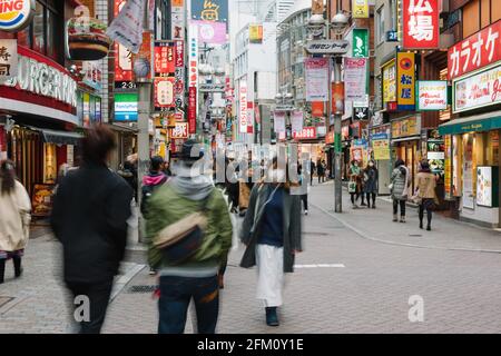 Tokio, Japan - 6. Januar 2016: Eine geschäftige Einkaufsstraße im Shinjuku-Viertel, Tokio, Japan. Stockfoto