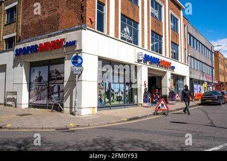 Kingston upon Thames London, Großbritannien, Mai 04 2021, High Street Retail Chain Sports Direct Business Shop oder Store Front Stockfoto