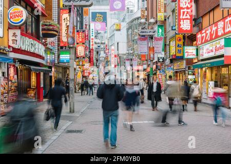 Tokio, Japan - 6. Januar 2016: Eine geschäftige Einkaufsstraße im Shinjuku-Viertel, Tokio, Japan. Stockfoto