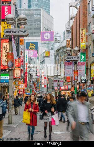 Tokio, Japan - 6. Januar 2016: Eine geschäftige Einkaufsstraße im Shinjuku-Viertel, Tokio, Japan. Stockfoto