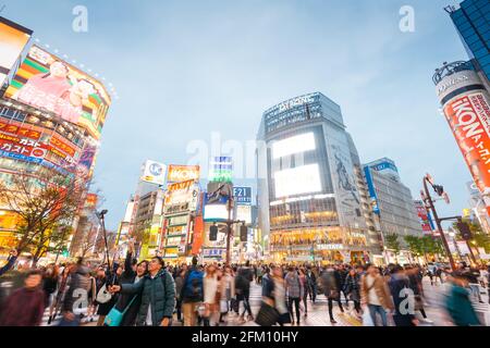 Tokio, Japan - 6. Januar 2016: Ein junges Paar, das mit einer Action-Kamera am Shibuya Crossing in Tokio, Japan, ein Selfie unter der geschäftigen Menge macht. Stockfoto