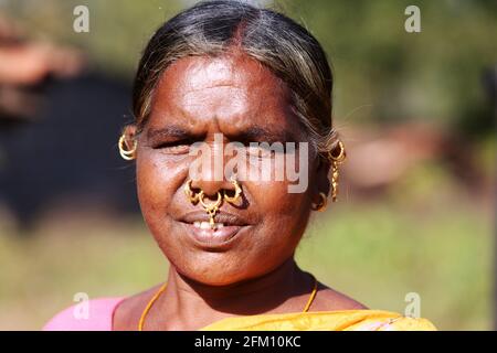 Valmiki-Stammesfrau mit traditionellen Nasenringen im Dorf Madagada, Andhra Pradesh, Indien Stockfoto