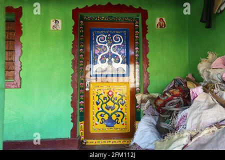 Bunt bemalte Tür des Stammes Bhakta im Dorf Hattaguda, Andhra Pradesh, Indien. BHAKTA-STAMM Stockfoto