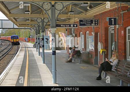 Passagiere warten auf dem Bahnsteig an den Bahnhöfen Cobham und Stoke D'Abernon, Surrey, Großbritannien Stockfoto