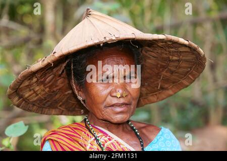 Stammesfrau mit coolem Hut im Dorf Jakkaraguda im Bezirk Srikakulam, Andhra Pradesh, Indien. SAVARA-STAMM Stockfoto