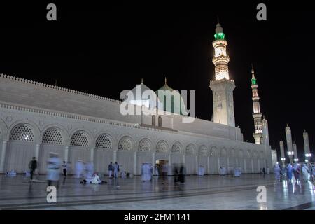 Masjid Nabawi bei Nacht. Menschen, die nachts an der Moschee des Propheten in Medina spazieren gehen Stockfoto
